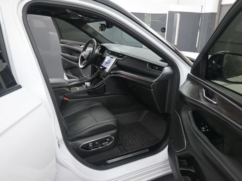 Used 2024 Jeep Grand Cherokee Overland w/ Luxury Tech Group IV AWD/4WD image 43