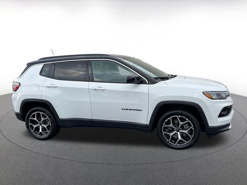 Used 2025 Jeep Compass Limited image 15