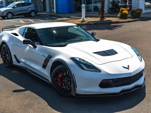 Used 2016 Chevrolet Corvette Z06 w/ 3LZ Preferred Equipment Group RWD image 2