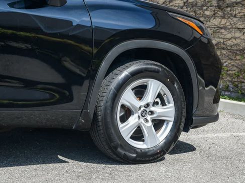 Used 2023 Toyota Highlander LE FWD image 11