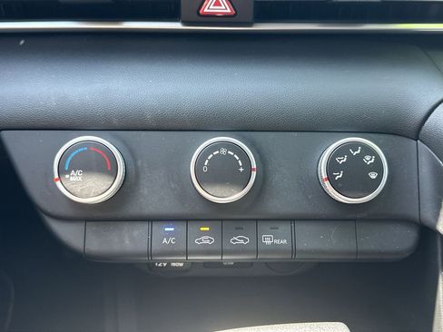 Used 2025 Hyundai Elantra SE FWD image 28