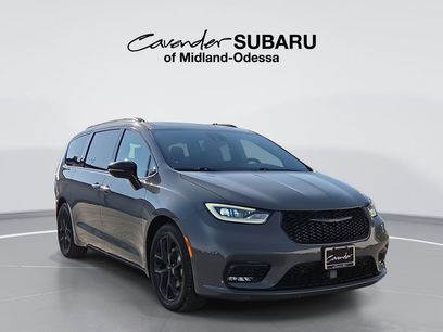 Used 2023 Chrysler Pacifica Limited w/ Uconnect Theater Family Group
