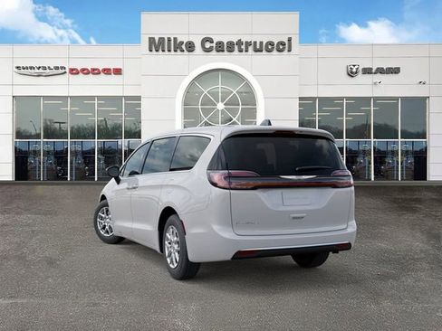 New 2026 Chrysler Pacifica Select image 4