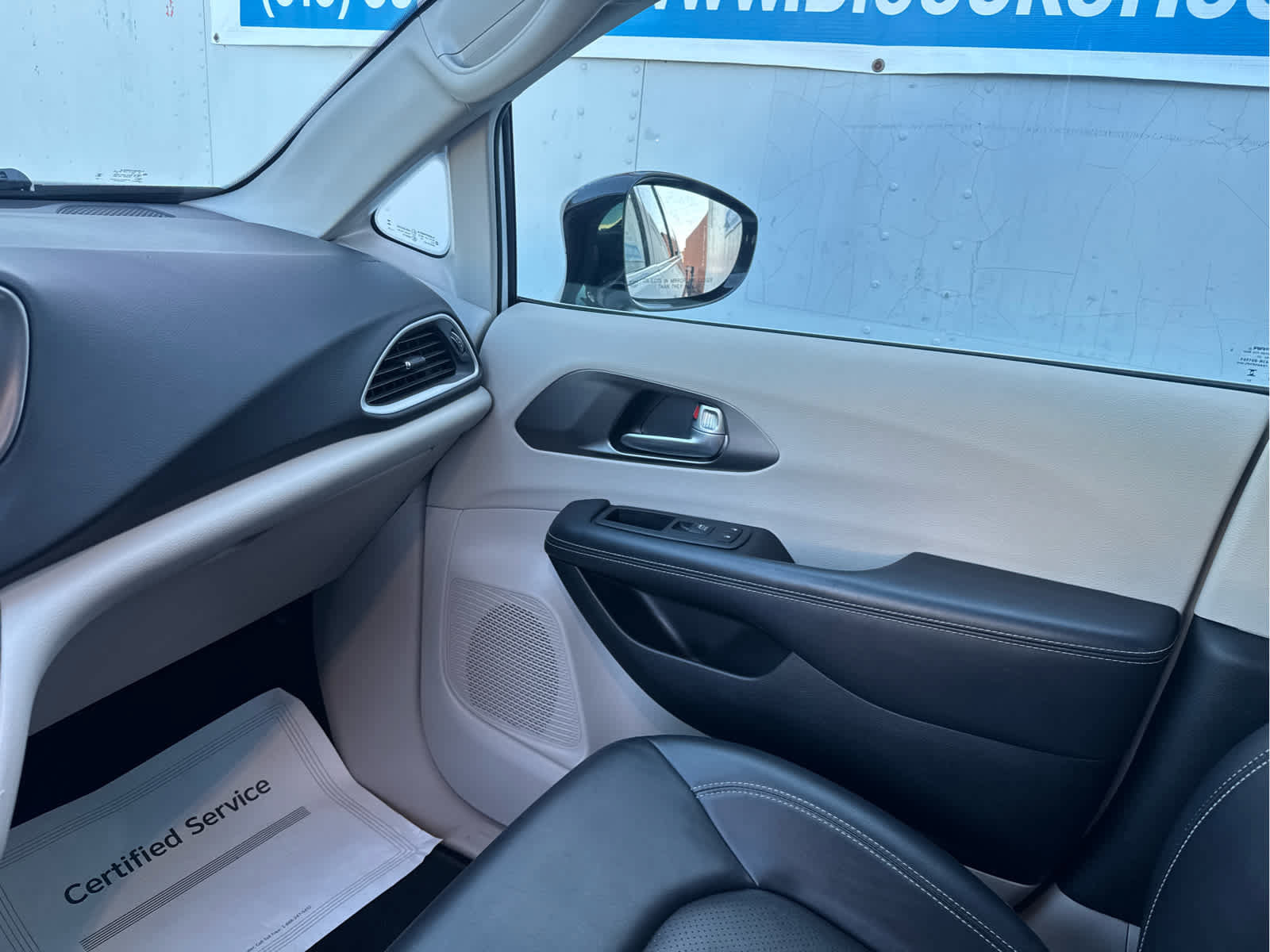 Used 2024 Chrysler Pacifica Touring-L FWD image 27