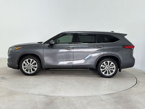 Used 2022 Toyota Highlander Limited image 2