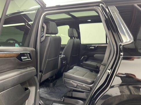 Used 2025 Chevrolet Tahoe High Country AWD/4WD image 16