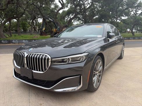 Used 2021 BMW 740i w/ Premium Package RWD image 2