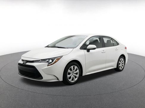 Used 2025 Toyota Corolla LE FWD image 3