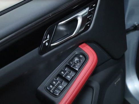 Used 2025 Porsche Macan image 19