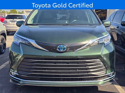 Used 2024 Toyota Sienna XLE FWD image 2