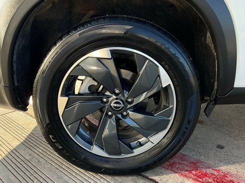 Used 2025 Nissan Rogue SV image 9