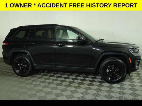 Used 2025 Jeep Grand Cherokee Altitude AWD/4WD image 2