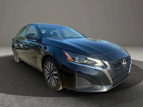 Used 2024 Nissan Altima 2.5 SV image 3