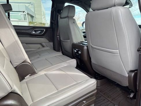 Used 2021 GMC Yukon XL SLT w/ SLT Luxury Package image 34