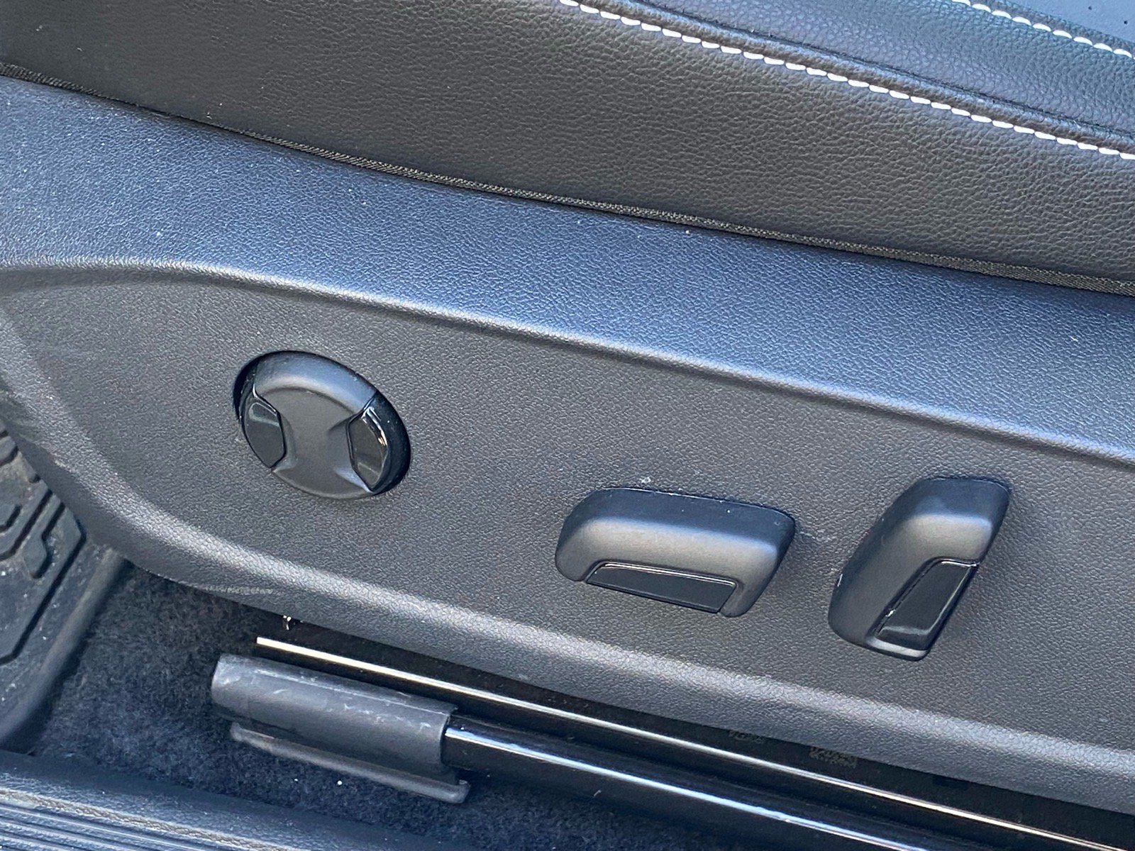 Certified 2025 Volkswagen Jetta SE w/ Sunroof Package FWD image 14