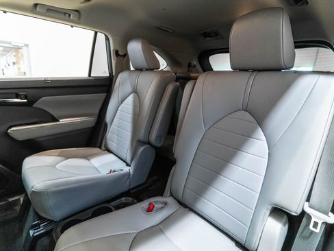 Used 2020 Toyota Highlander XLE AWD/4WD image 32