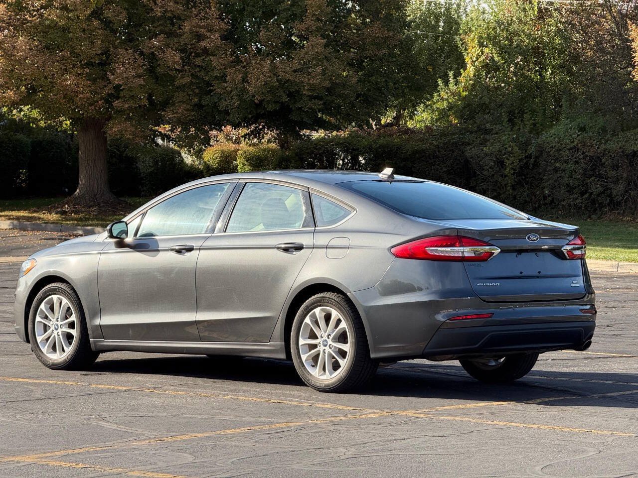 Used 2020 Ford Fusion SE FWD image 3