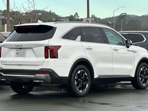 Used 2024 Kia Sorento S image 2