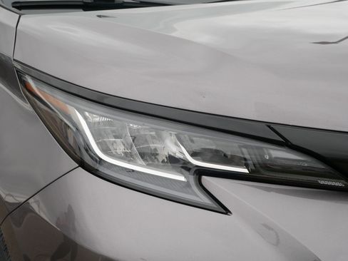 Used 2021 Toyota Sienna XLE w/ XLE Plus Package AWD/4WD image 16
