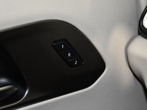 Used 2020 Chrysler Pacifica Touring-L FWD image 34