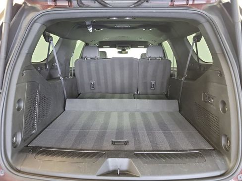 Used 2022 Chevrolet Suburban LT w/ Luxury Package RWD image 26