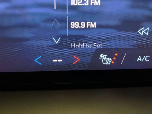 Used 2025 Chevrolet Traverse LT w/ Sun and Wheel Package image 31