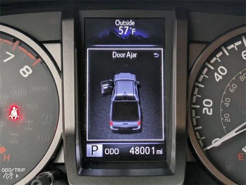 Used 2017 Toyota Tacoma TRD Off-Road image 10