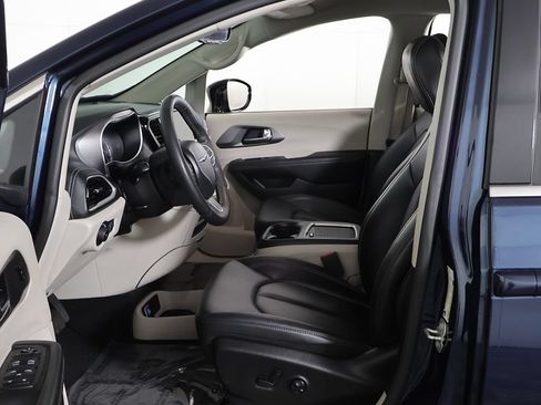 Used 2024 Chrysler Pacifica Limited FWD image 25