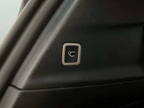 Used 2025 Chrysler Pacifica Select FWD image 10