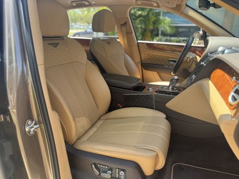 Used 2018 Bentley Bentayga image 21