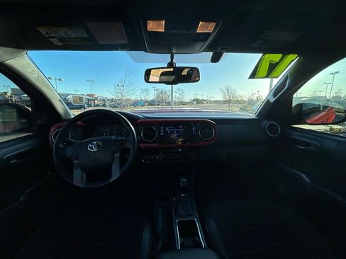 Used 2017 Toyota Tacoma TRD Sport w/ Premium & Technology Package AWD/4WD image 11