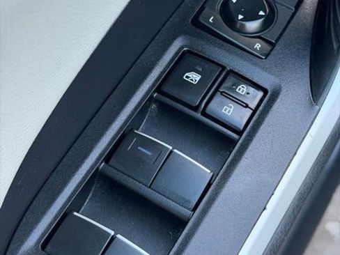 Used 2021 Toyota RAV4 Limited image 17