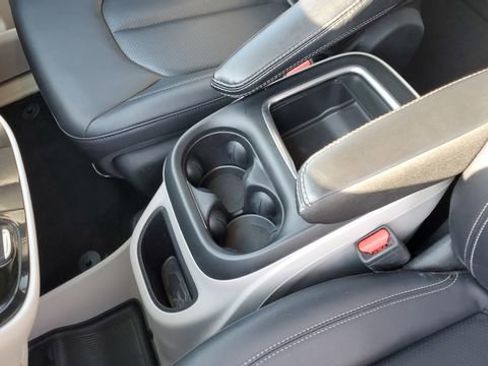 Certified 2024 Chrysler Pacifica Touring-L image 19