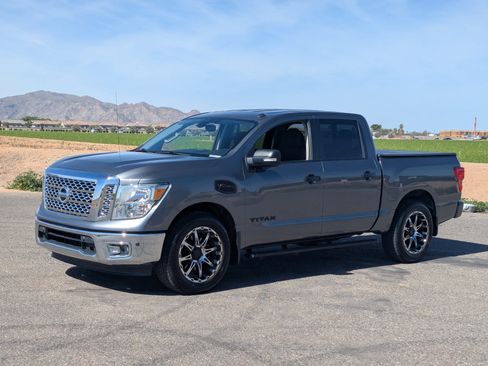 Used 2017 Nissan Titan SV image 7