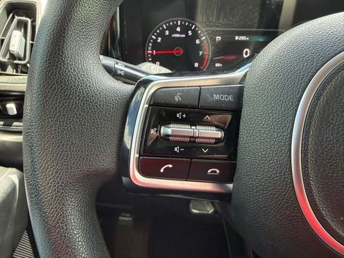 Used 2022 Kia Sorento LX FWD image 19
