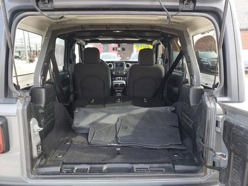 Used 2018 Jeep Wrangler Unlimited Sahara w/ Cold Weather Group image 8