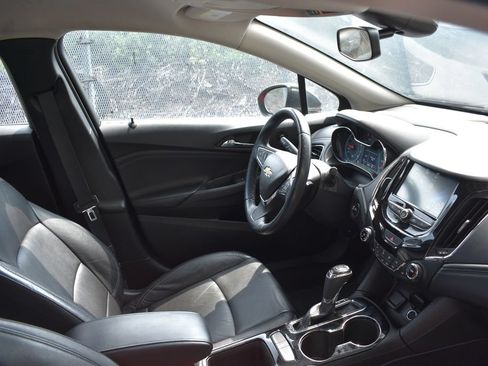 Used 2018 Chevrolet Cruze Premier FWD image 19