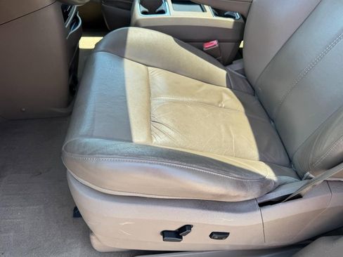 Used 2014 Chrysler Town & Country Limited w/ Luxury Group FWD image 17