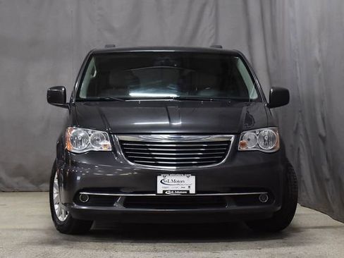 Used 2016 Chrysler Town & Country Touring image 5