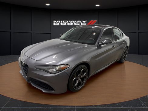 Used 2018 Alfa Romeo Giulia Ti Sport w/ Quick Order Package 22S Sport AWD/4WD image 2