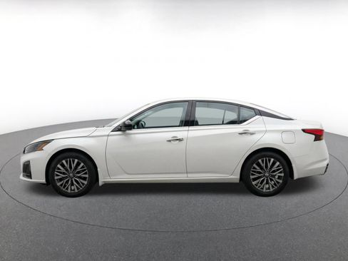 Used 2025 Nissan Altima 2.5 SV FWD image 5