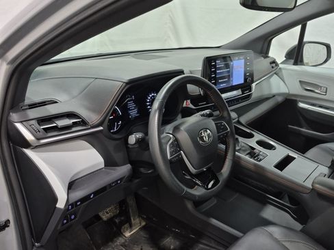 Used 2023 Toyota Sienna XSE AWD/4WD image 9