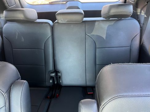 Used 2025 Chevrolet Traverse LT image 13