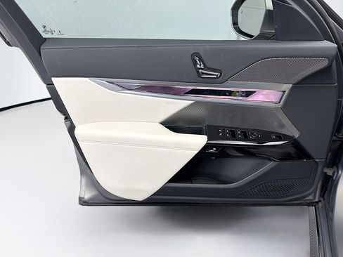 Certified 2024 BMW i7 xDrive60 image 23