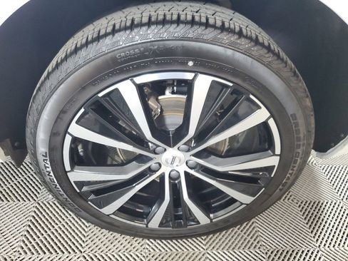 Certified 2025 Volvo XC60 B5 Plus AWD/4WD image 13