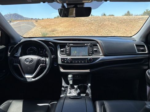 Used 2019 Toyota Highlander XLE AWD/4WD image 22