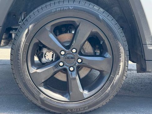 Used 2024 Jeep Grand Cherokee Altitude AWD/4WD image 11