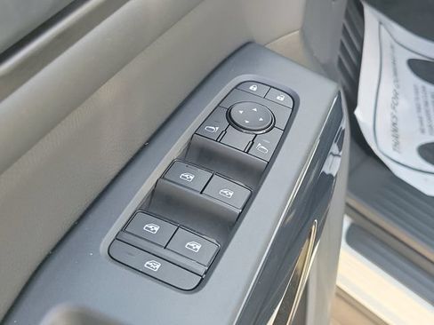 Used 2025 Nissan Pathfinder S FWD image 18