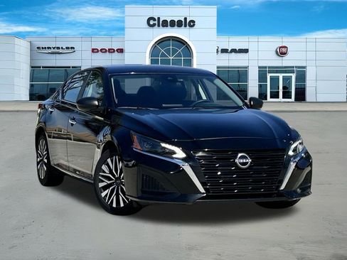 Used 2024 Nissan Altima 2.5 SV FWD image 1