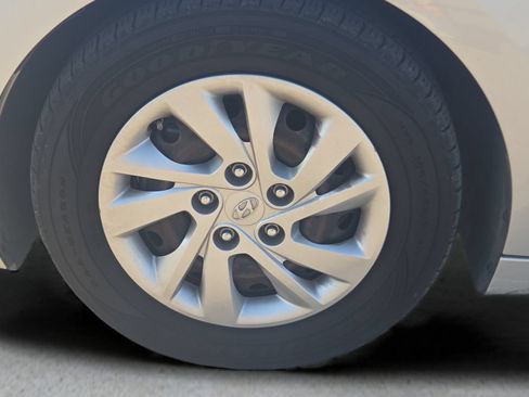 Used 2019 Hyundai Elantra SE FWD image 19